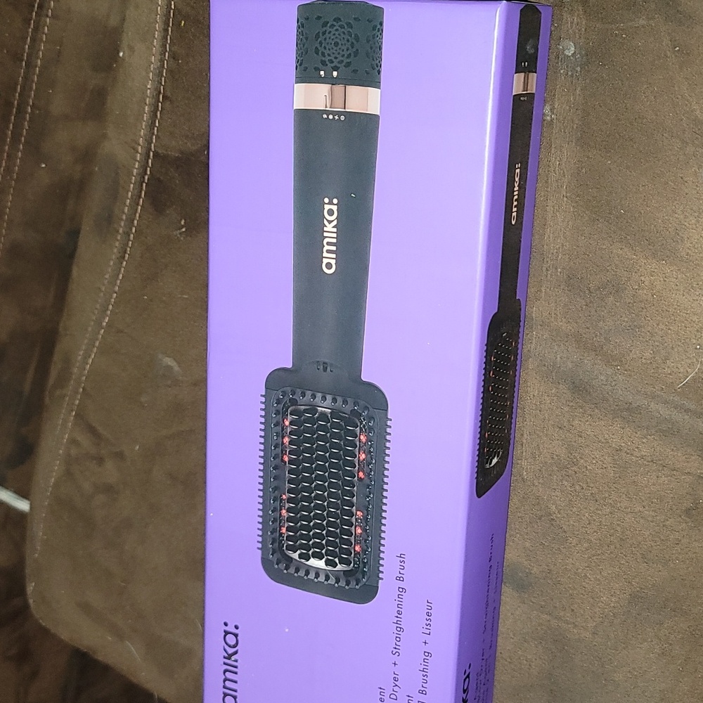 Amika brush